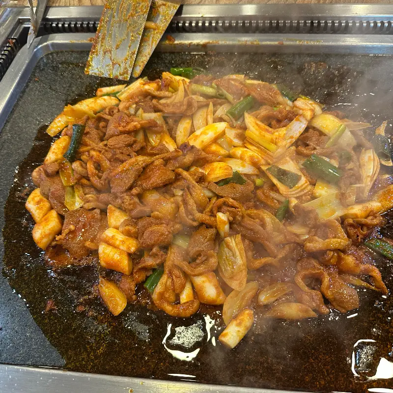 잘 익은 오리 주물럭과 채소