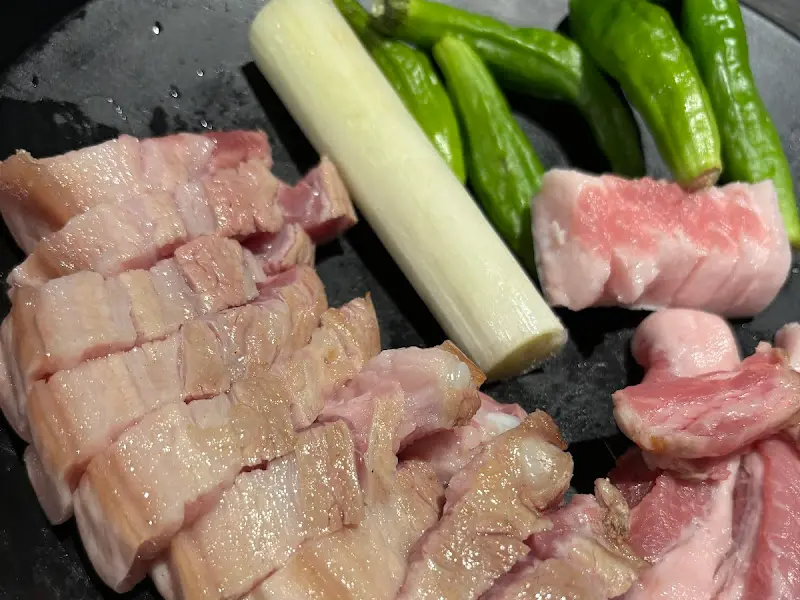 잘 익은 돼지 껍데기