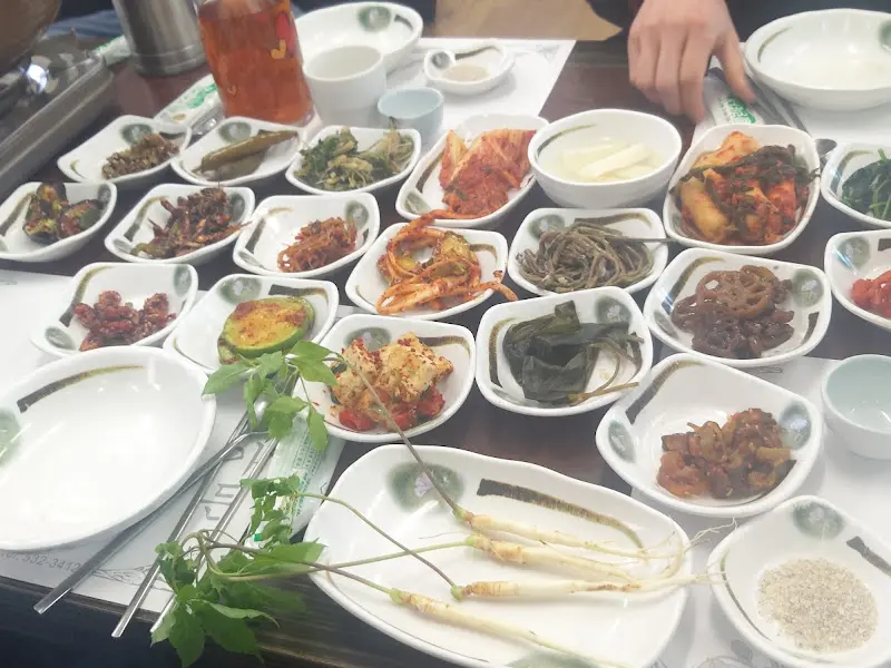 다채로운 반찬 구성