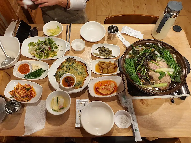 한 상 가득 차려진 모습