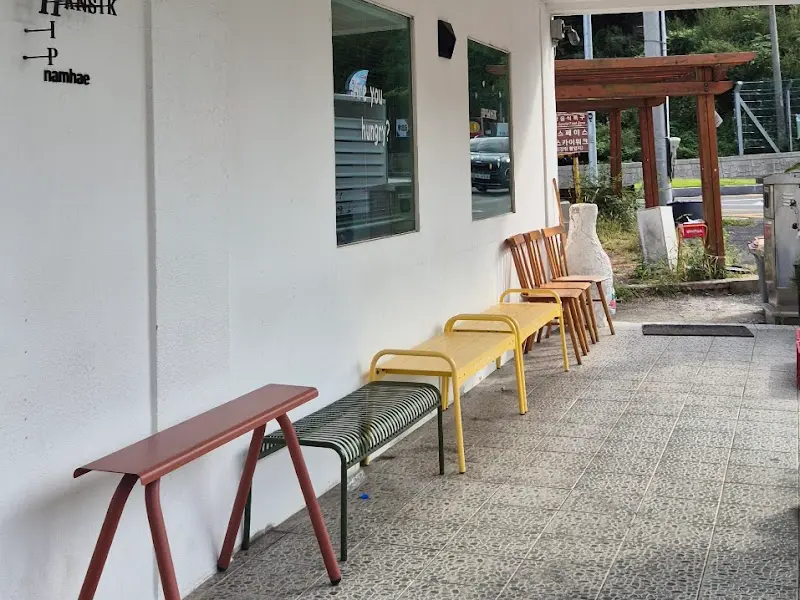 힙한식 외부 웨이팅 공간