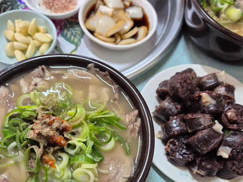 청도돼지국밥 상차림