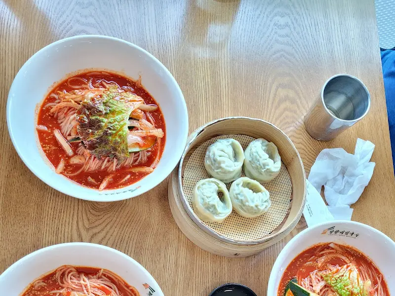 비빔국수와 만두 한 상 차림