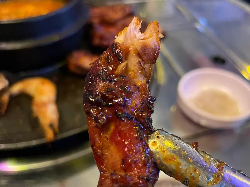 매콤한 양념이 돋보이는 등갈비