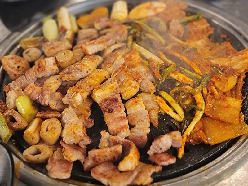 김치와 함께 구워진 삼겹살과 곱창