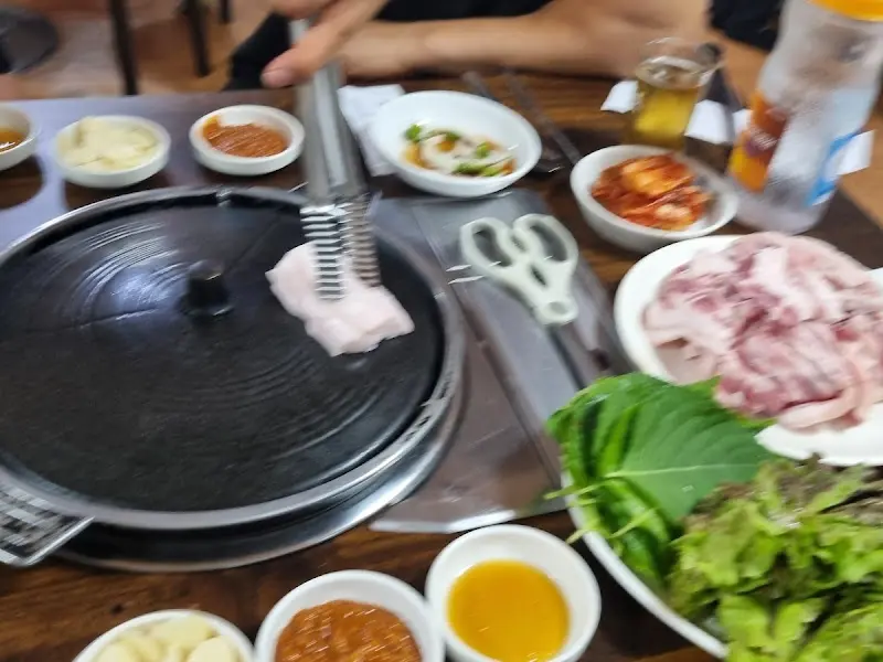 삼겹살을 굽는 모습