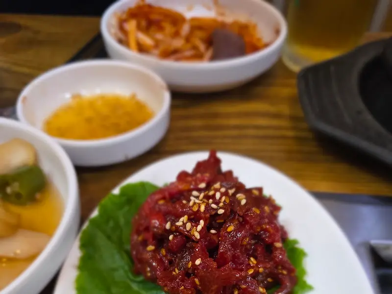 참깨가 솔솔 뿌려진 생고기