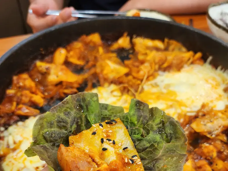 닭갈비와 샐러드의 조화