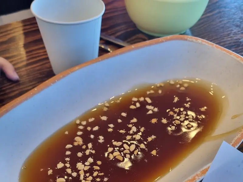 테이블 위에 놓여진 탕수육 소스