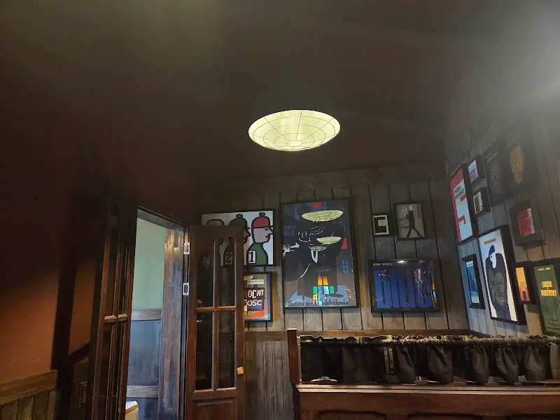 앤티크한 소품과 그림으로 장식된 벽면