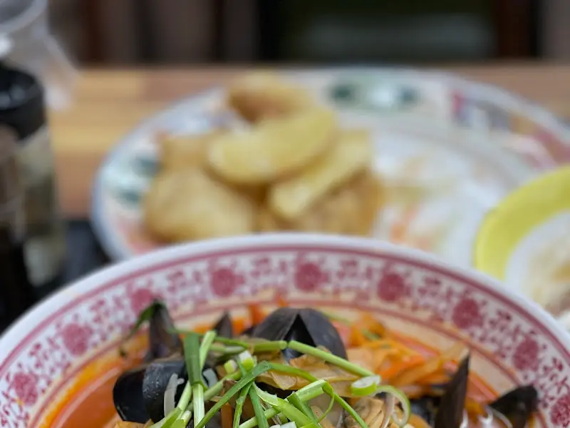 짬뽕과 탕수육 근접 촬영