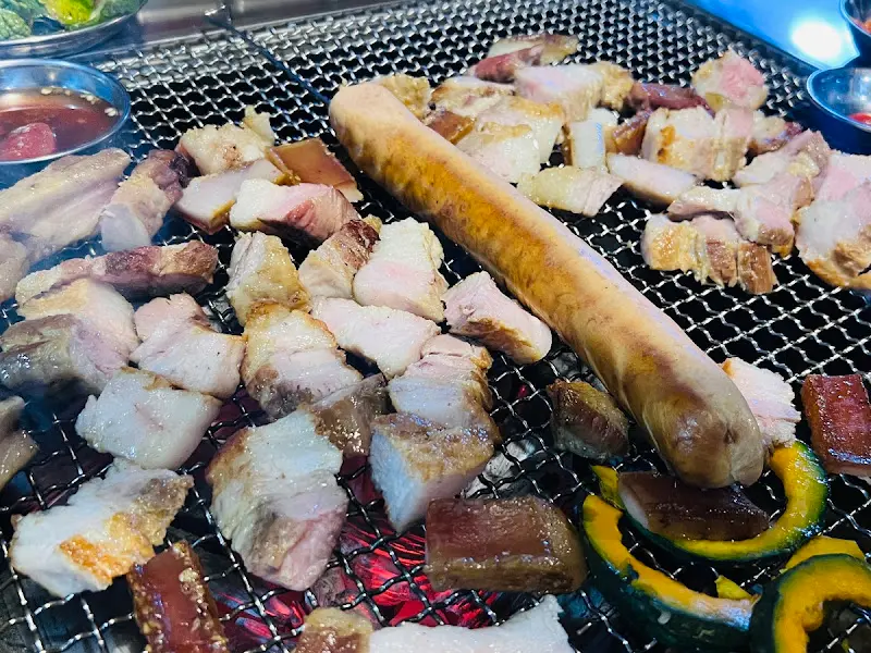 고기와 소세지를 함께 구워먹는 모습