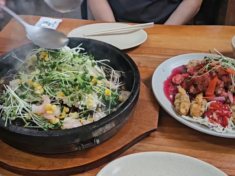 돌짜장 비비는 모습