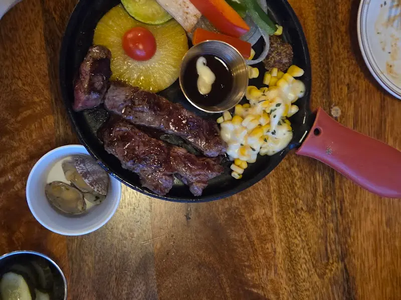 스테이크 한 상 차림