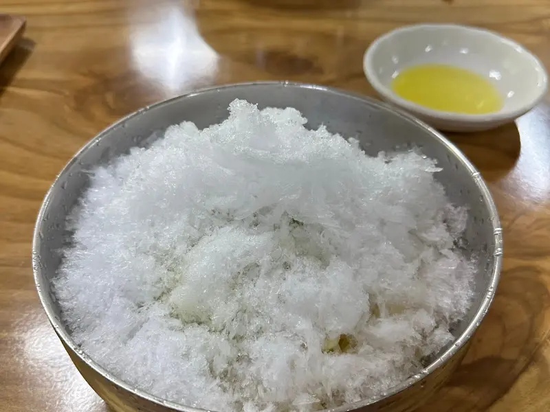 얼음이 덮힌 콩국수