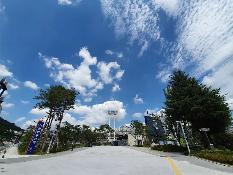 맑은 하늘 아래 마산 NC 파크