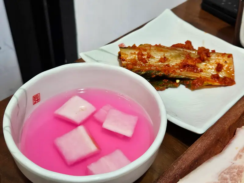 테이블 위에 놓인 밑반찬