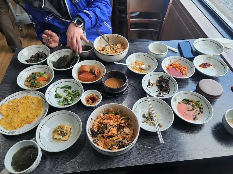 비빔밥을 맛있게 비비는 모습