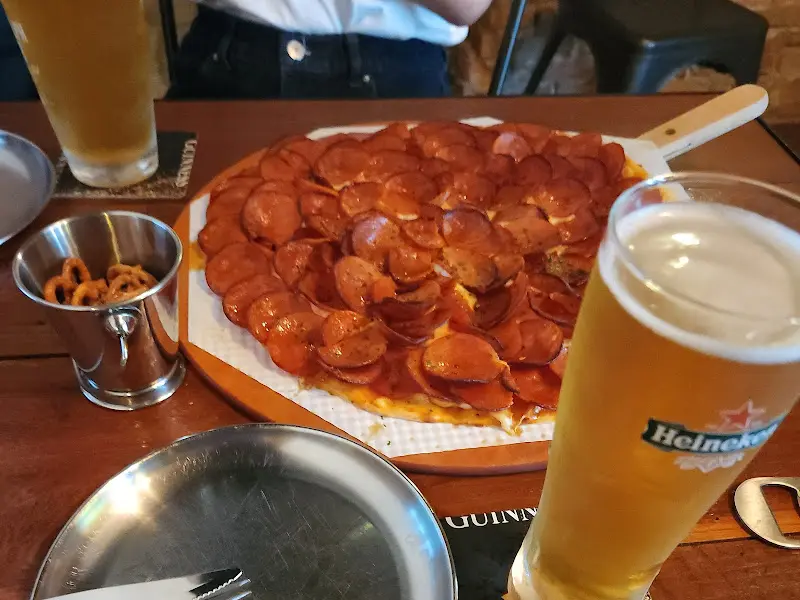 피자와 맥주 사진