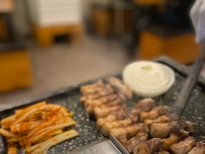 불판에 구워지고 있는 김치와 돼지고기