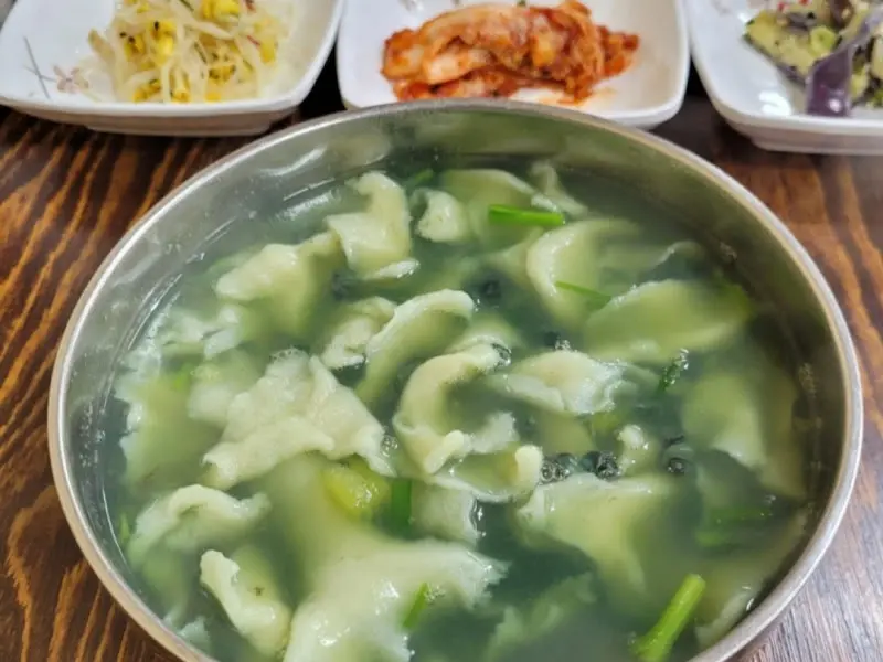 다슬기 수제비와 밑반찬 정면샷