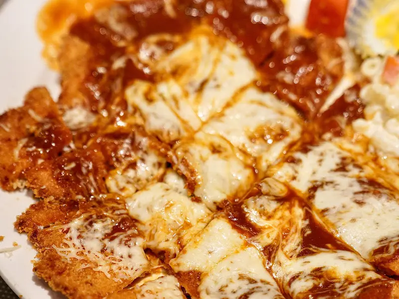 치즈가 듬뿍 녹아내린 돈가스