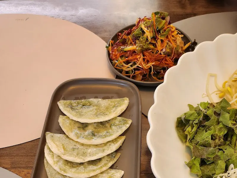 쫄면과 납작만두, 샐러드까지 푸짐한 한 상 차림