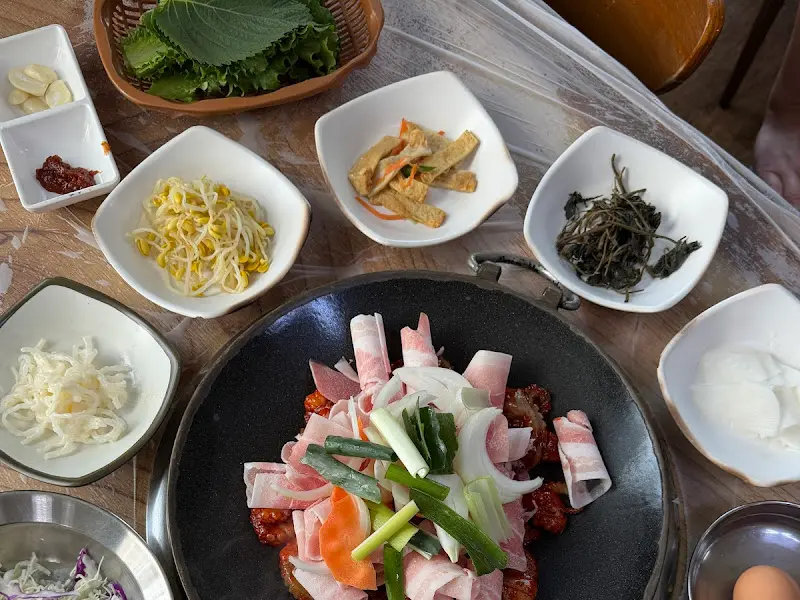 다양한 밑반찬이 푸짐하게 차려진 상차림