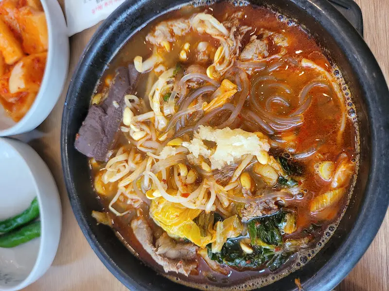 해장국의 다양한 내용물