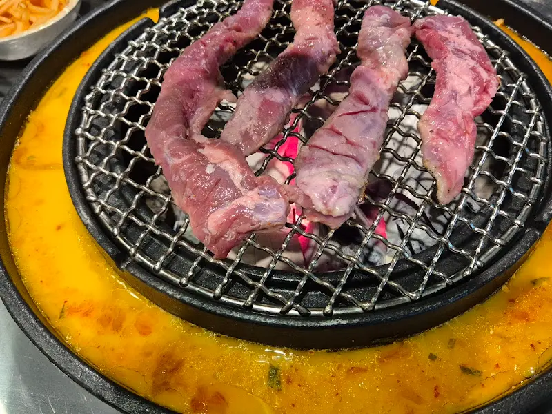 불판 위에서 익어가는 소고기