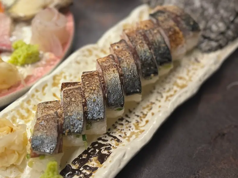 윤기가 흐르는 고등어 봉초밥