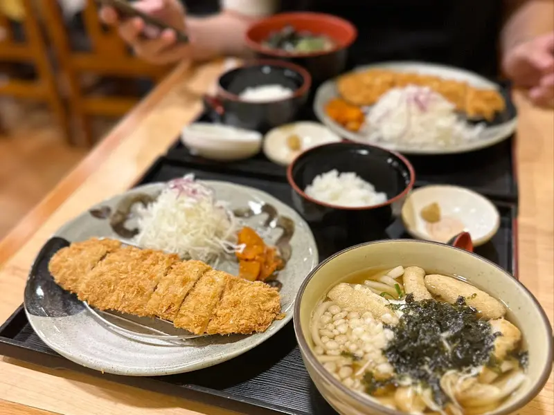 돈까스, 우동, 밥 한 상 차림