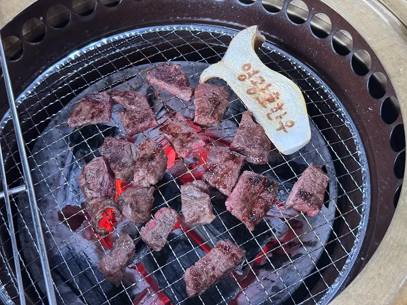 불판 위에서 맛있게 익어가는 한우