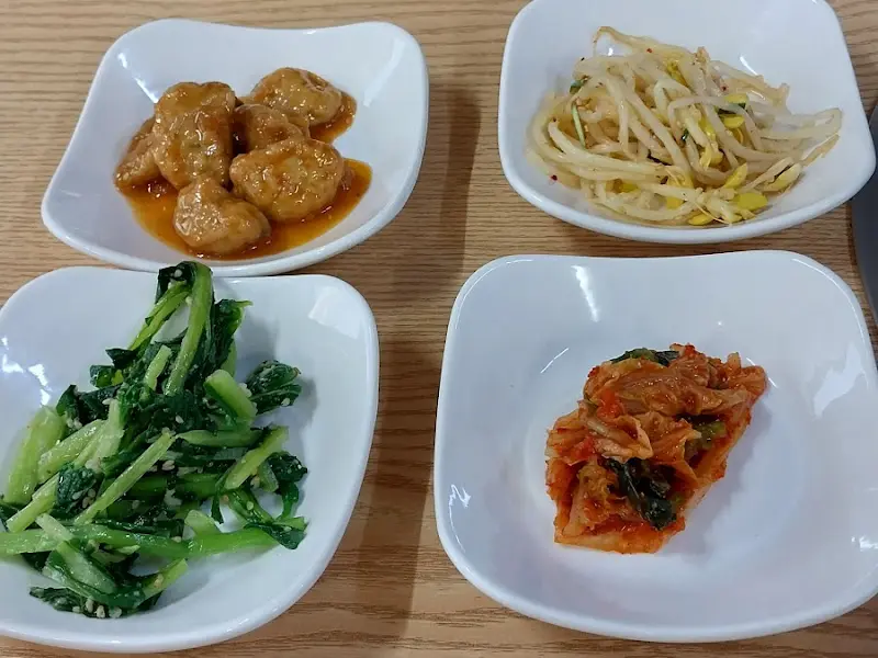 정갈하게 담겨 나온 밑반찬들