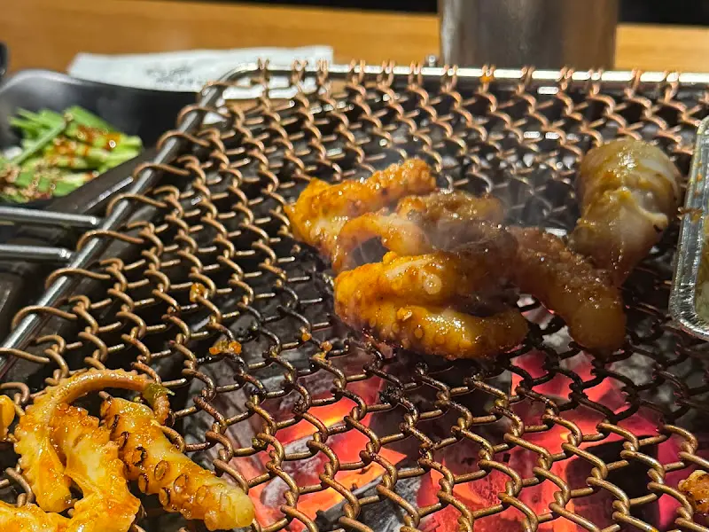 숯불 위에서 구워지고 있는 산낙지의 모습