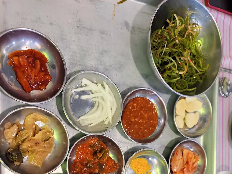 다양한 밑반찬이 정갈하게 담겨 나온 모습