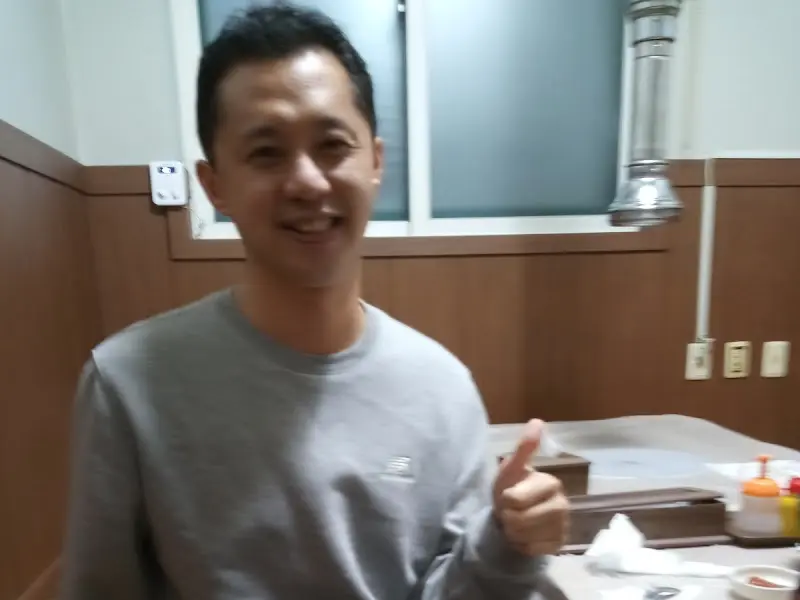 엄지척 포즈를 취하고 있는 손님