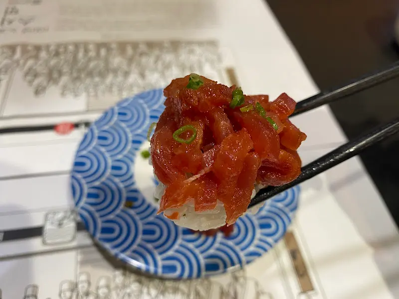 접시에 담긴 참치 초밥