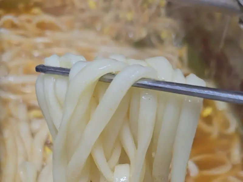 볶음밥에 빠질 수 없는 칼국수 사리