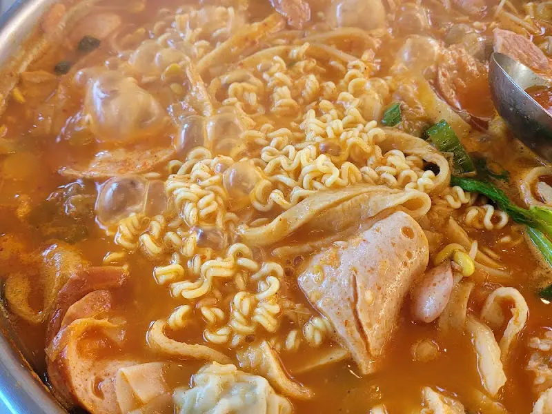 라면 사리가 듬뿍 들어간 부대찌개