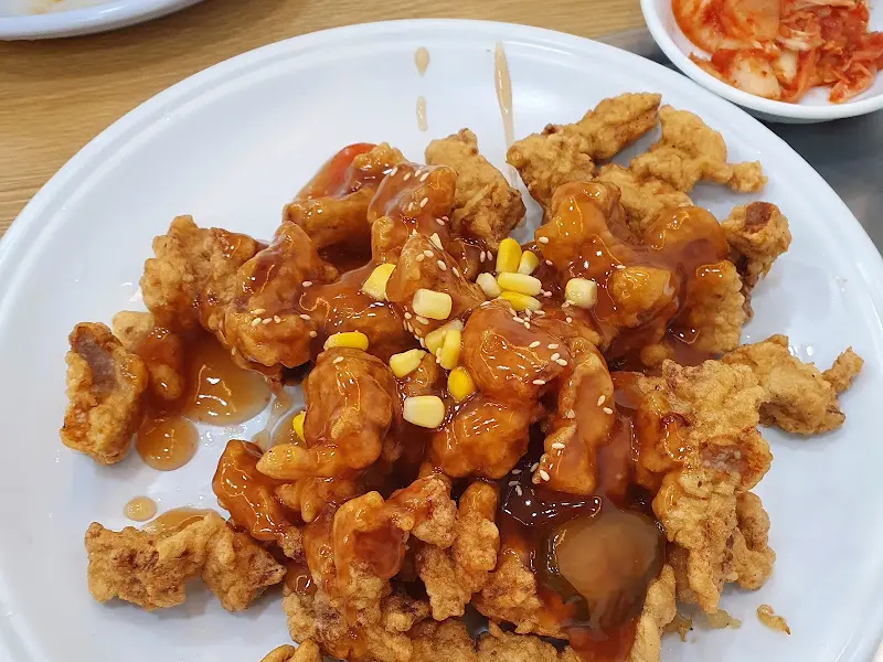 탕수육과 김치가 함께 놓인 사진
