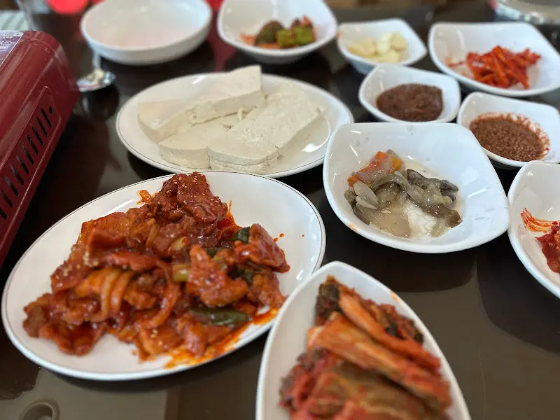 제육볶음과 밑반찬