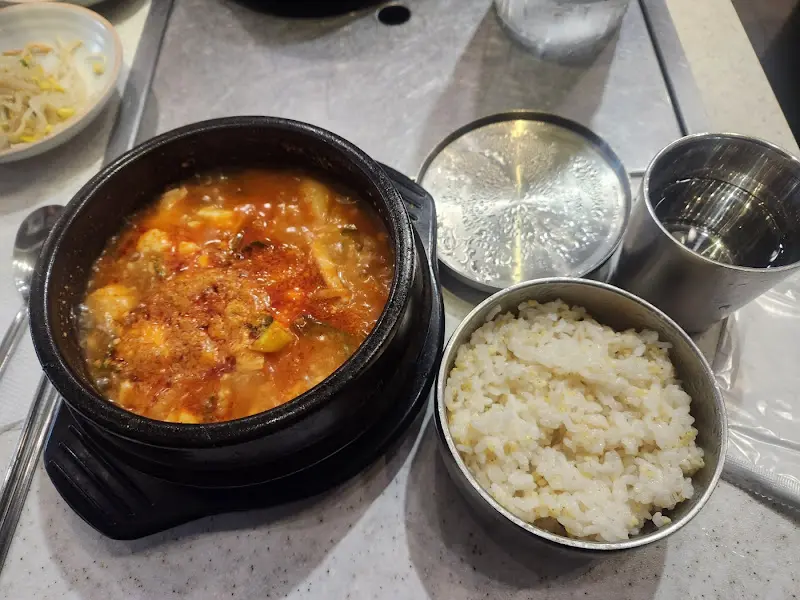 해물 순두부찌개와 된장밥