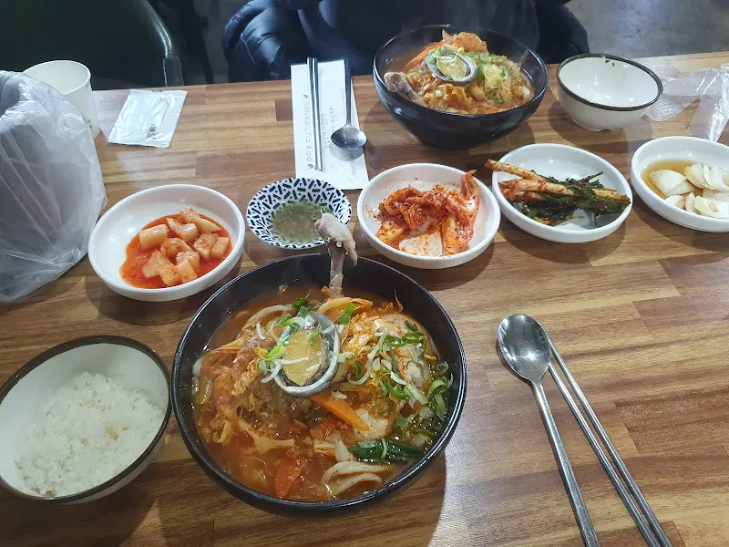 다양한 밑반찬과 메인 메뉴