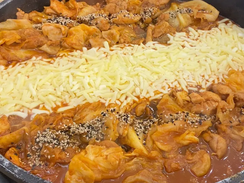 치즈와 함께 즐기는 닭갈비