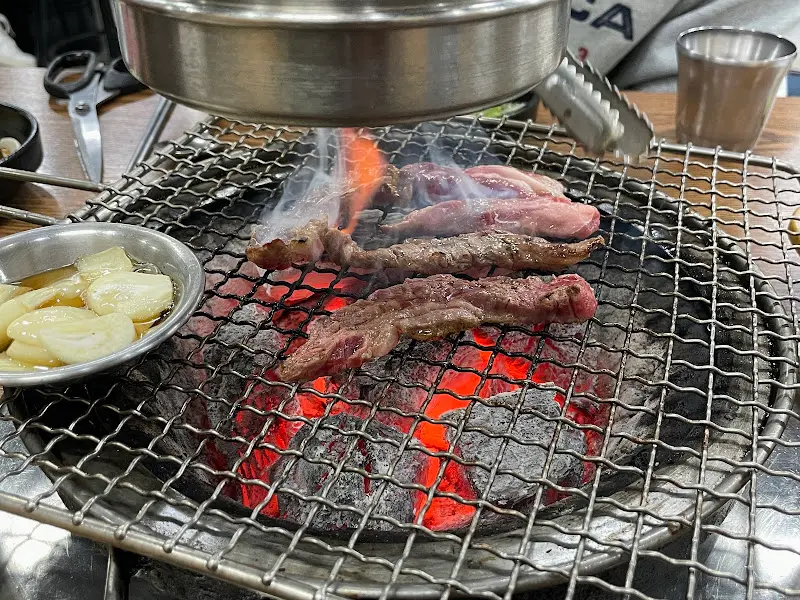 숯불 위에 익어가는 소갈비살