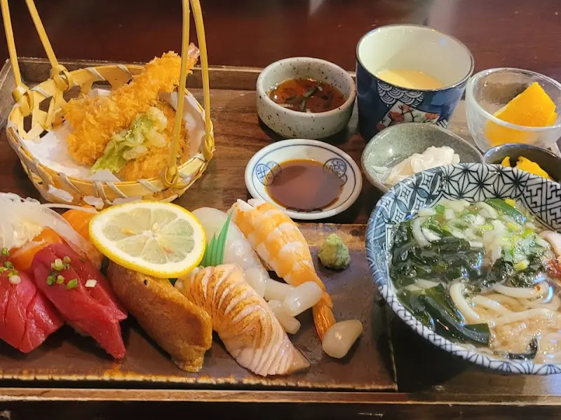 바삭한 튀김과 신선한 사시미가 조화로운 민쿡정식