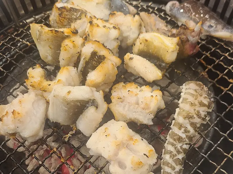 숯불 위에서 맛있게 구워진 장어