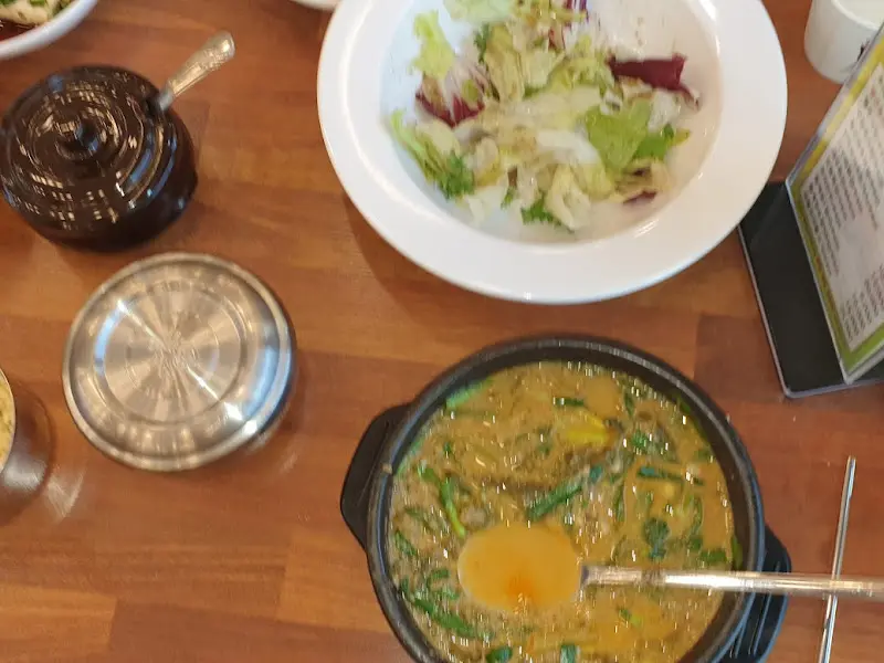 테이블 가득 차려진 음식들