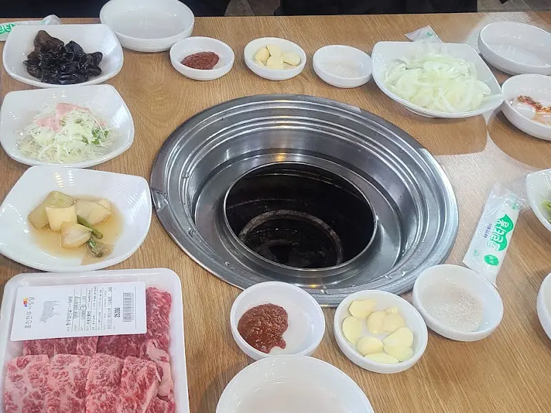 다채로운 밑반찬이 차려진 테이블